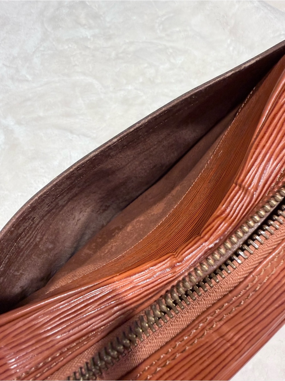 Vintage Louis Vuitton Epi Jeune Fille MM shoulder bag in Kenya Brown leather - Picture 9 of 10